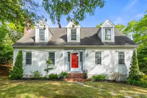 8 Friendship Ln, Bourne, MA 02532