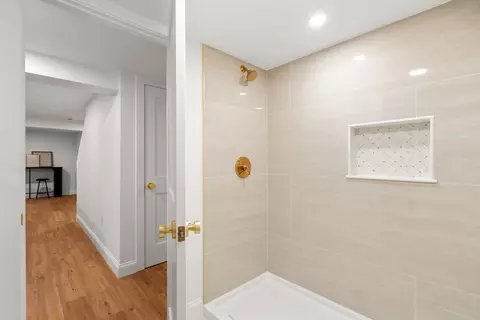 Bath - 8 Everett St, Wakefield, MA 01880 photo 2 of 4