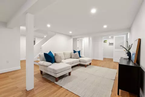 Living - 8 Everett St, Wakefield, MA 01880 photo 2 of 3
