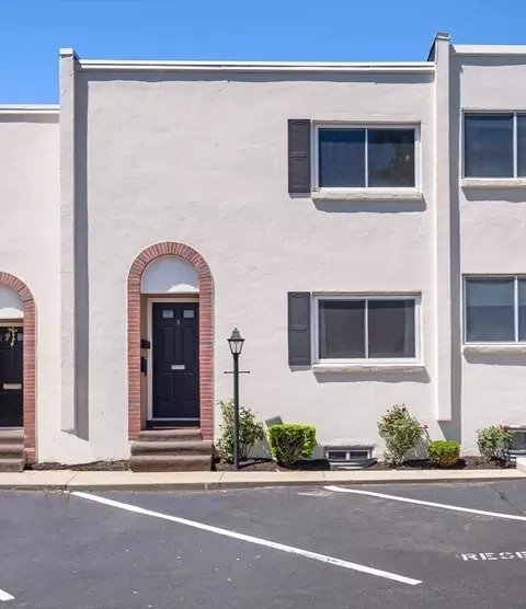 1 Charles St #V, Reading, MA 01867