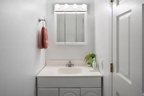 Bath - 1 Charles St #V, Reading, MA 01867 photo 1 of 3
