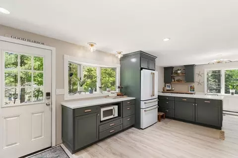 Kitchen - 71 Hesperus Ave, Gloucester, MA 01930 photo 5 of 7