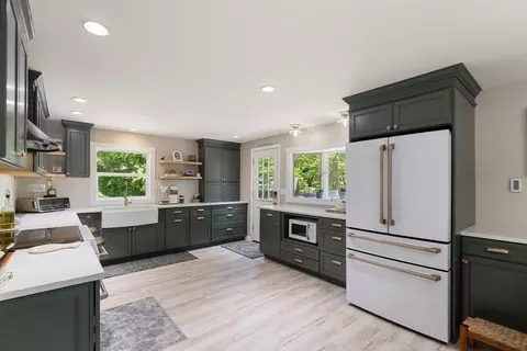 Kitchen - 71 Hesperus Ave, Gloucester, MA 01930 photo 2 of 7