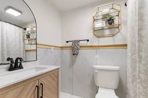 Bath - 71 Hesperus Ave, Gloucester, MA 01930 photo 2 of 4