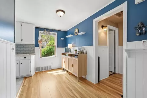 Entry Way - 44 Harding St, Springfield, MA 01109 photo 2 of 3