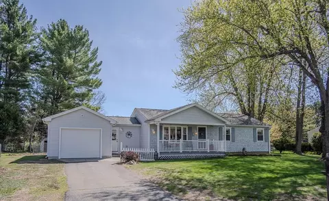 8 Applewood Ln, Holyoke, MA 01040