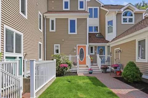 60 Pointe Rok Dr #60, Worcester, MA 01604