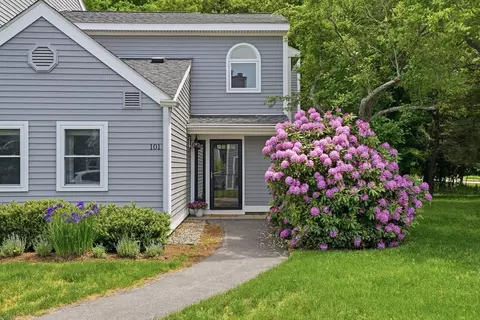 101 Tuckers Ln #101, Hingham, MA 02043