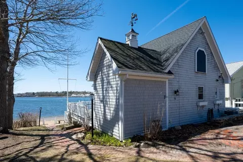 15 Oakhill Rd, Wareham, MA 02571