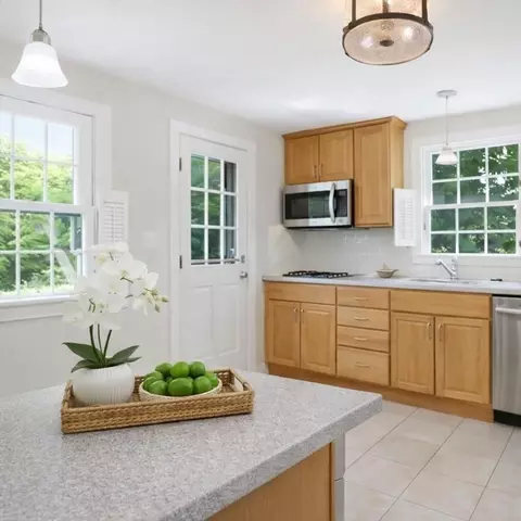 4 Meadow Ln, Walpole, MA 02081 photo 9