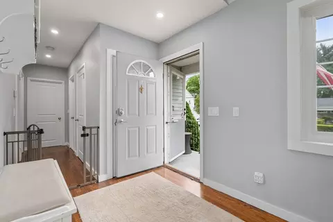 Entry Way - 32 Oak St, Stoneham, MA 02180 photo 2 of 3