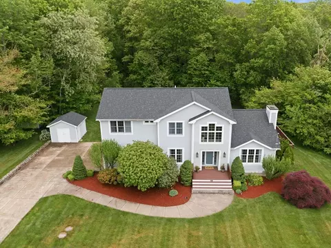 48 Hummingbird Ln, Swansea, MA 02777