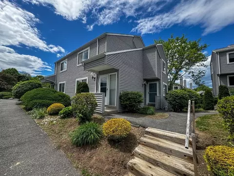 32 Autumn Ln #32, Amherst, MA 01002