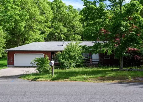 79 Plymouth St, Halifax, MA 02338