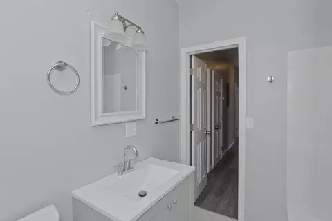 Bath - 64 Thompson St, Springfield, MA 01109 photo 3 of 5