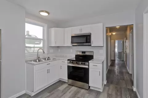 Entry Way - 64 Thompson St, Springfield, MA 01109 photo 2 of 4