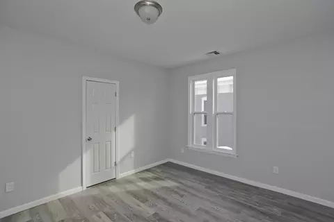 Bedroom - 64 Thompson St, Springfield, MA 01109 photo 3 of 10