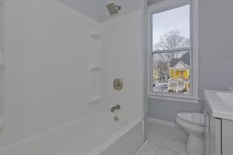 Bath - 64 Thompson St, Springfield, MA 01109 photo 2 of 5
