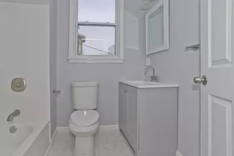 Bath - 64 Thompson St, Springfield, MA 01109 photo 4 of 5