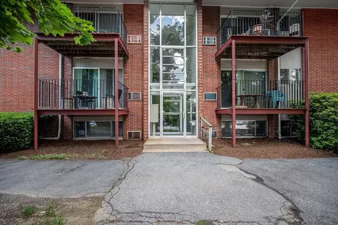 9 Longwood Dr #1, Andover, MA 01810