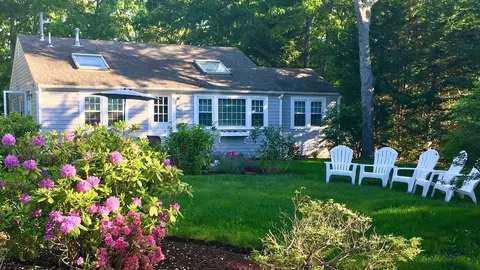 10 Wharf Ave, Mashpee, MA 02649