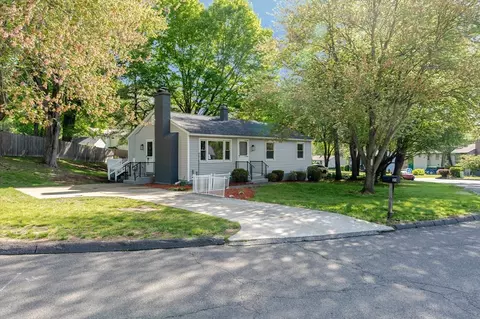 20 Meadowbrook Dr, Easthampton, MA 01027