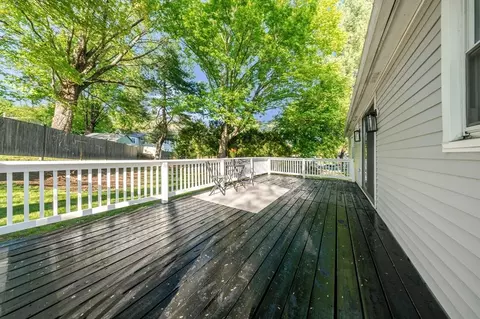 Exterior - 20 Meadowbrook Dr, Easthampton, MA 01027 photo 5 of 10