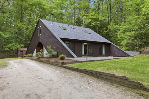 39 Hog Hill Rd, Pepperell, MA 01463