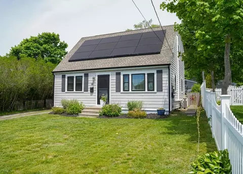 16 Dartmouth St, Hyannis, MA 02601
