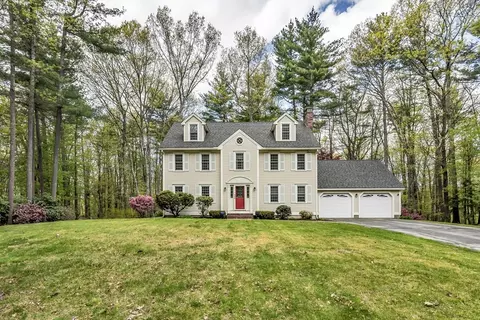4 Cherokee Ct, Londonderry, NH 03053