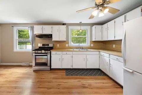 37 Parkerview St, Springfield, MA 01129 photo 5