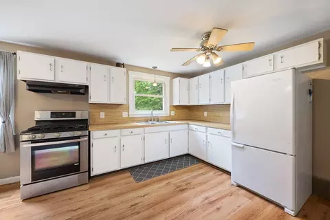 37 Parkerview St, Springfield, MA 01129 photo 4