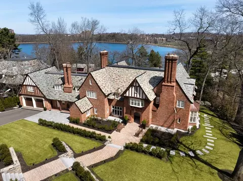 124 Chestnut Hill Rd, Chestnut Hill, MA 02467
