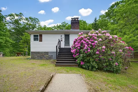 101 Edgewater Dr, Blackstone, MA 01504