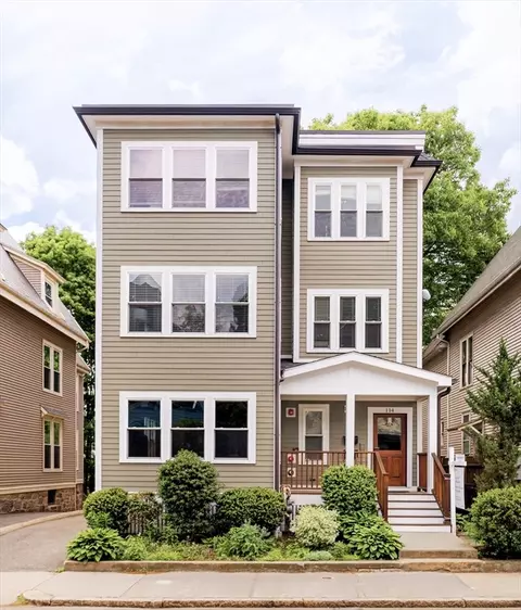 114 Davis Ave #2, Brookline, MA 02445