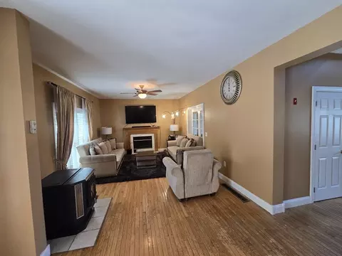 Living - 4 Panarelli Way, Webster, MA 01570 photo 4 of 4