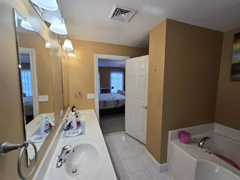 Bath - 4 Panarelli Way, Webster, MA 01570 photo 4 of 6