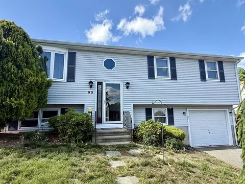 90 Augustus St, Fall River, MA 02721