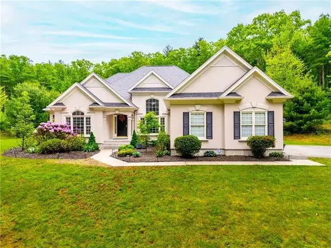 4 Hart Pond Dr, North Smithfield, RI 02896