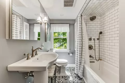 Bath - 38 Berkeley St, Reading, MA 01867 photo 2 of 3