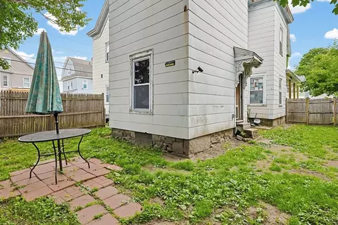35 Oak St, Lowell, MA 01852 photo 4