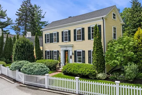 27 Waldron St, Marblehead, MA 01945