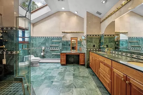 Bath - 244 Ocean Ave, Marblehead, MA 01945 photo 2 of 4