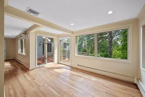 Living - 244 Ocean Ave, Marblehead, MA 01945 photo 3 of 10