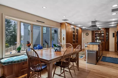 Dining - 244 Ocean Ave, Marblehead, MA 01945 photo 3 of 3