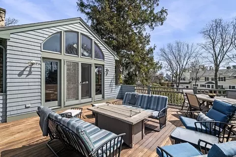 Exterior - 244 Ocean Ave, Marblehead, MA 01945 photo 3 of 5