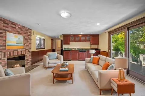 Living - 244 Ocean Ave, Marblehead, MA 01945 photo 9 of 10