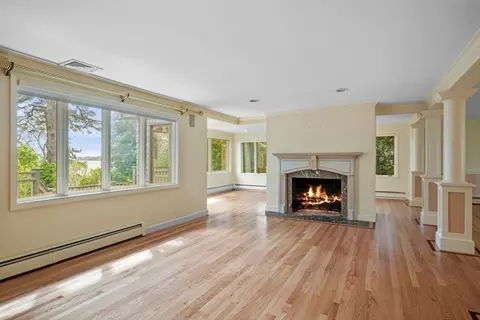 Living - 244 Ocean Ave, Marblehead, MA 01945 photo 2 of 10