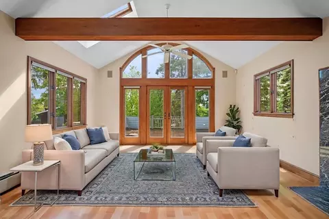 Living - 244 Ocean Ave, Marblehead, MA 01945 photo 4 of 10