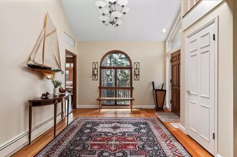 Entry Way - 244 Ocean Ave, Marblehead, MA 01945 photo 2 of 4